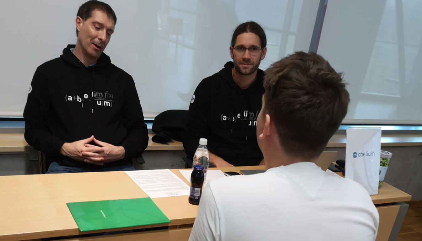 Sodelavca Abeliuma se med kariernimi pogovori na dogodku Data Science Career Day pogovarjata s študentom